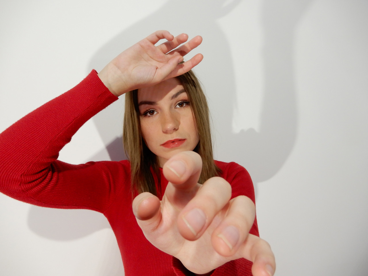 Čerstvý debut Andie J s jemnou inakosťou marvelovského prejavu dotvára našu realitu